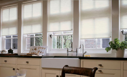 Persiana Traslucida color blanca colocada en cada una de las 5 ventanas de una cocina con fregadero grande, controlando el paso de luz exterior para iluminar el interior.