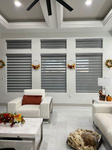 Persianas sheer elegance; presentación de las persianas en la decoración de un hogar, siendo un complemento agradable y personalizado con ciertos colores y texturas.