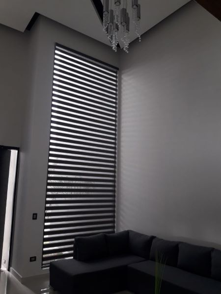 Fabrica de persianas; persiana alta para recámara poco iluminado color negra 