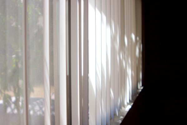 Fábrica de persianas; imagen del uso de persianas otorgando un ambiente de confort y calma a las habitaciones.